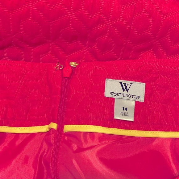NWT, PINK Worthington skirt, hexagon pattern, gold functional zipper pockets. - Picture 5 of 5